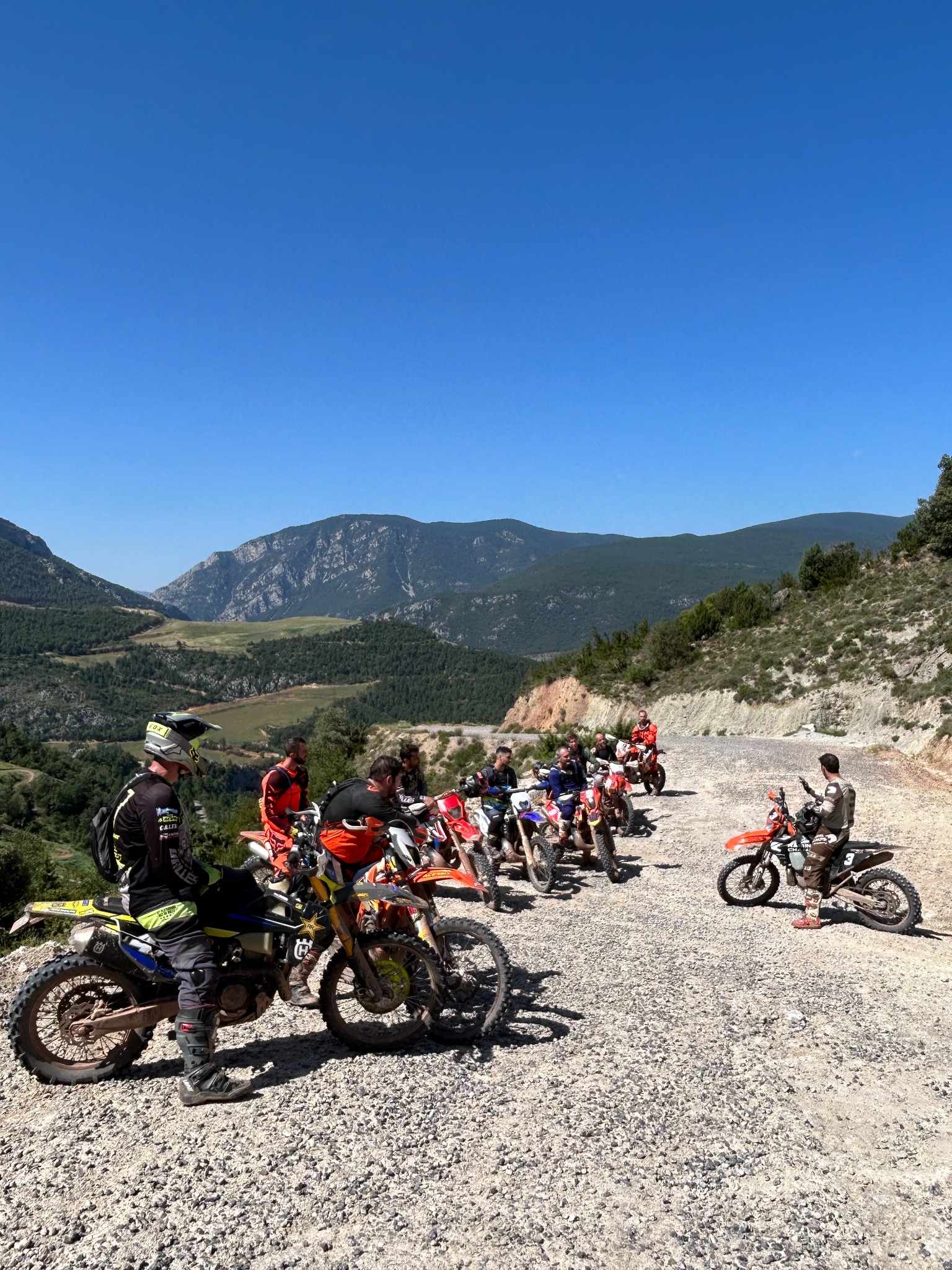 Grupo de pilotos en una experiencia off-road de RAISING CHAMPS